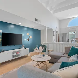  Holiday home Peaceful Getaway - Location, Family-friendly & Pool Table! United States